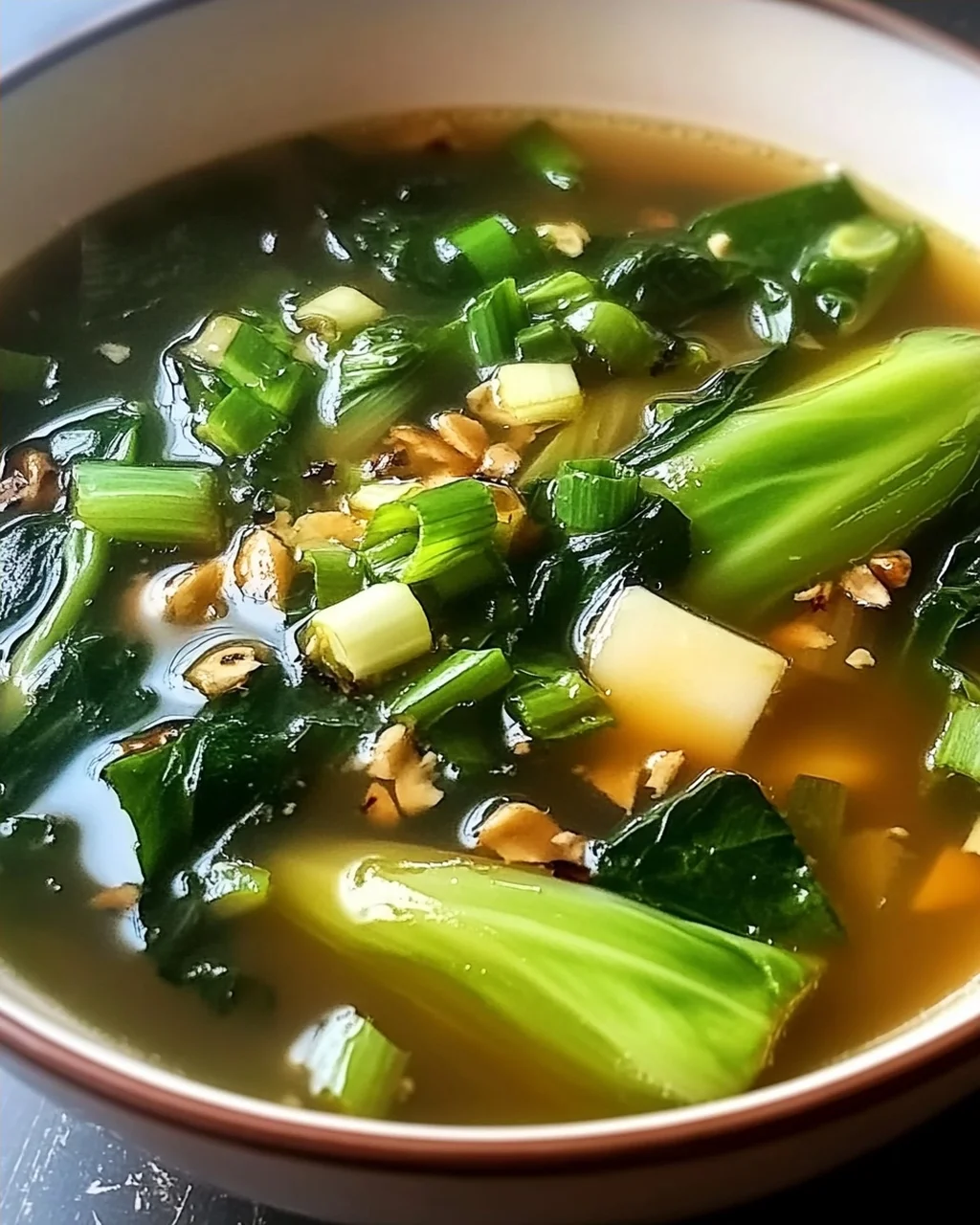 Bok Choy Suppe mit Knoblauch und Ingwer genießen