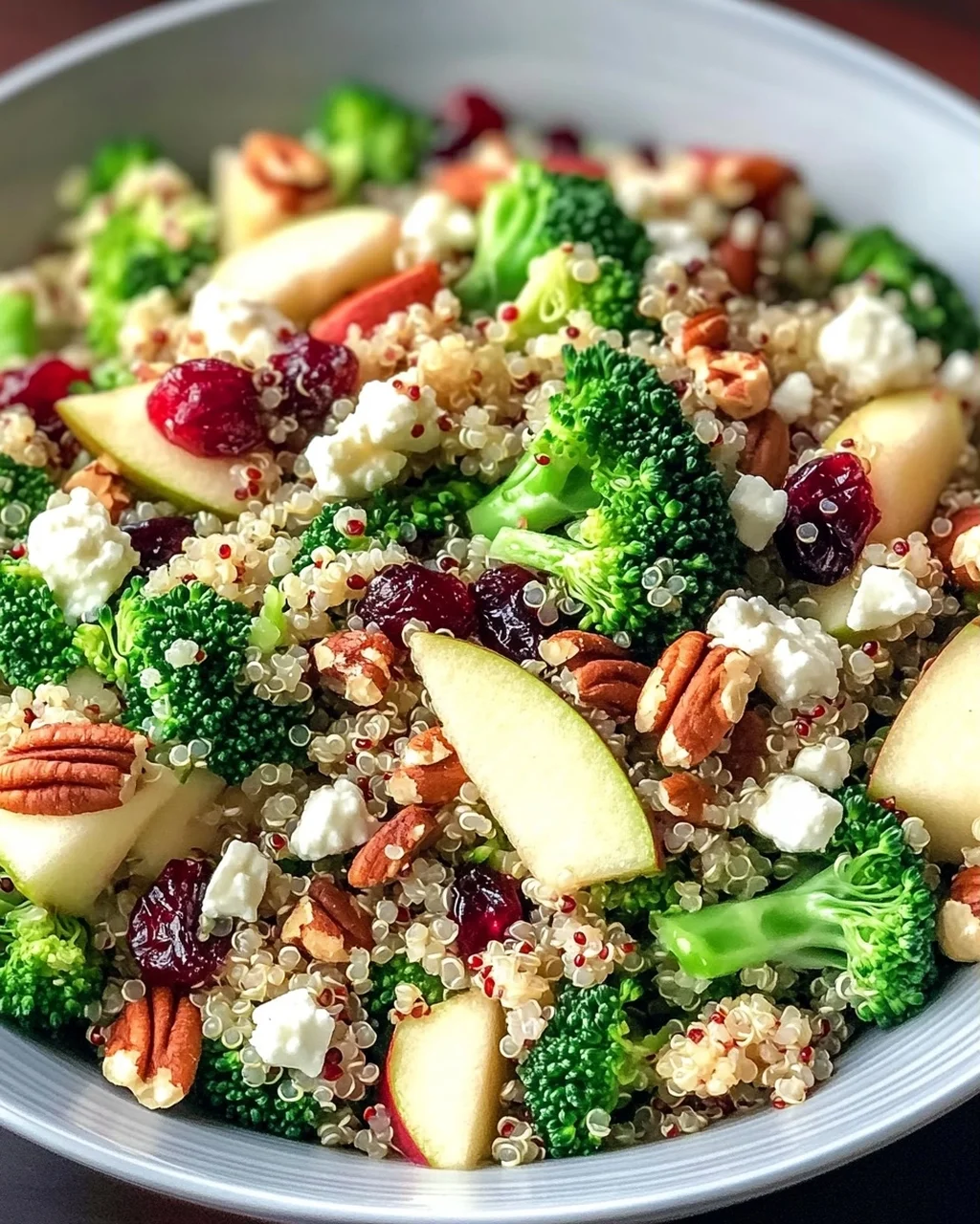 Brokkoli Apfel Quinoa Salat für gesunde Genießer