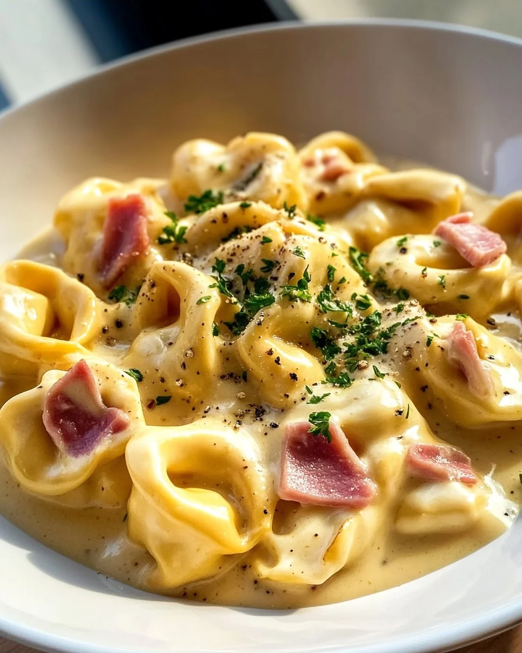 Cremige Tortellini mit Rinderschinken & Käsesauce