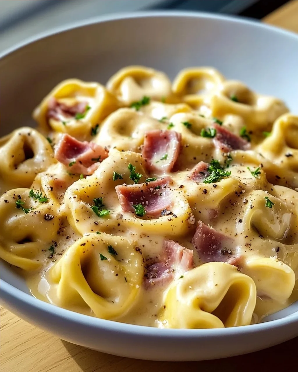 Cremige Tortellini mit Rinderschinken & Käsesauce