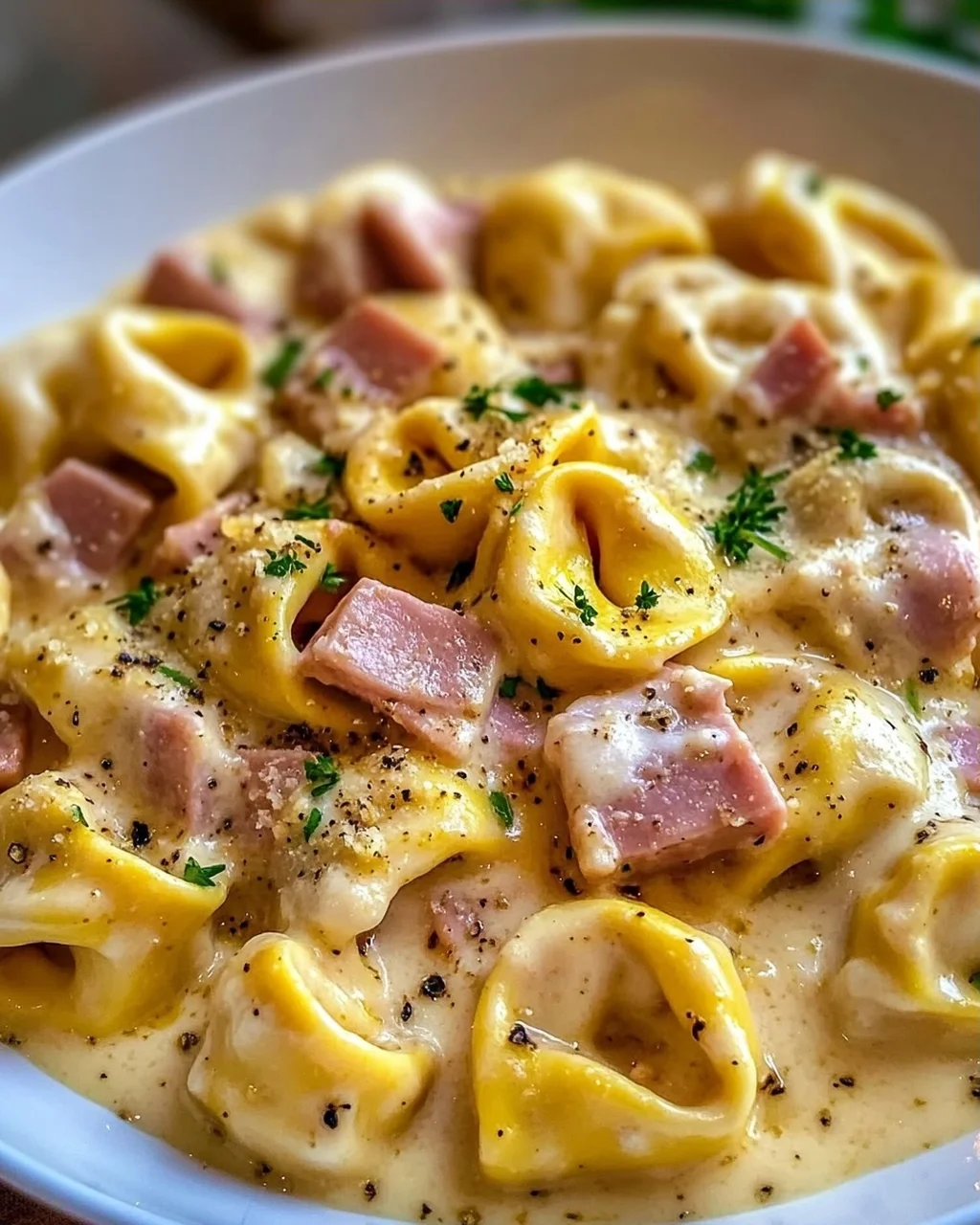 Cremige Tortellini mit Schinken-Käse-Soße – Ein Genuss!