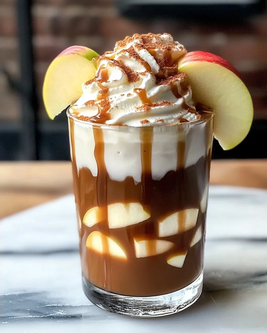 Karamell-Apfel-Gewürz-Eiskaffee für den Herbstgenuss
