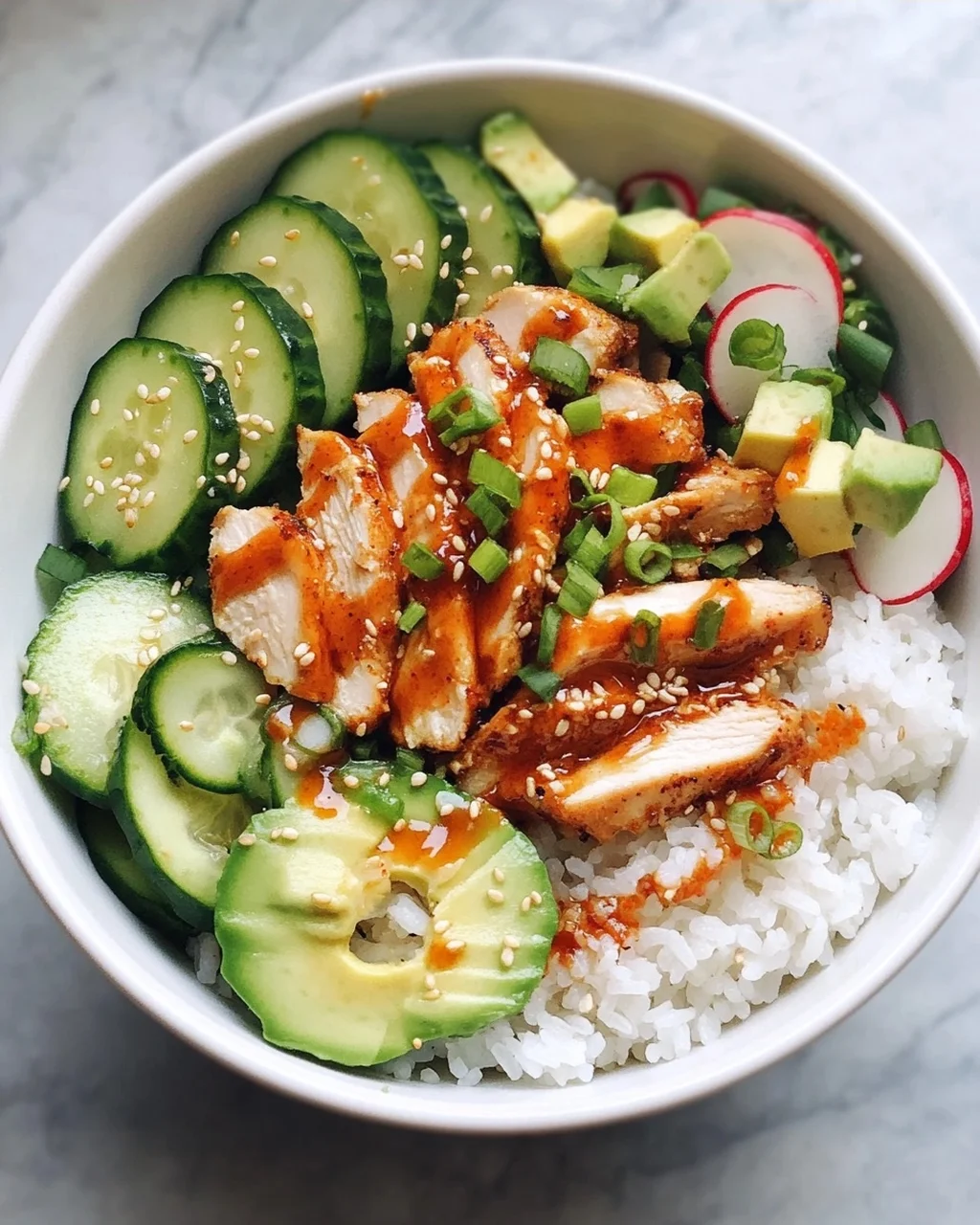 Klassische Chicken Poke Bowl mit Sesamreis: Dein Lieblingsrezept